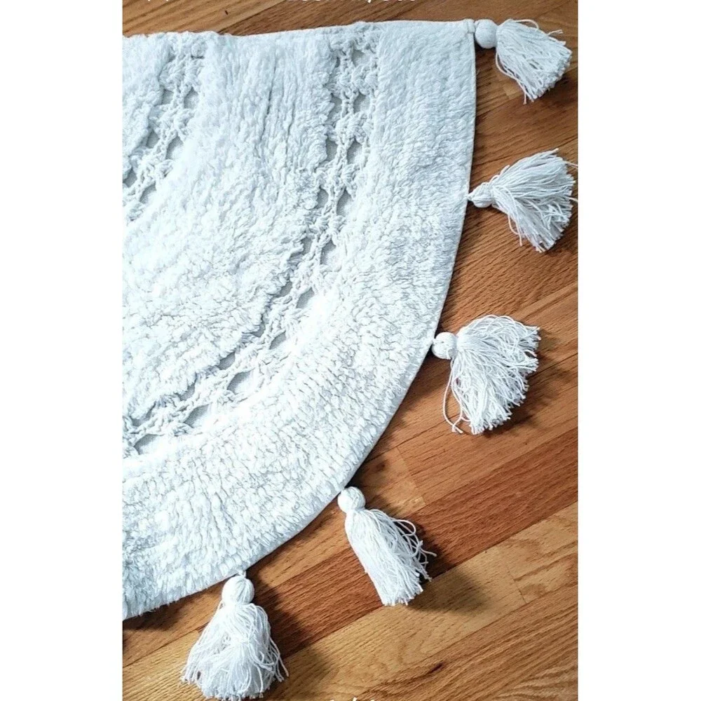 NWT Wild Sage Semicircle Crochet Bath Rug in White with Tassels